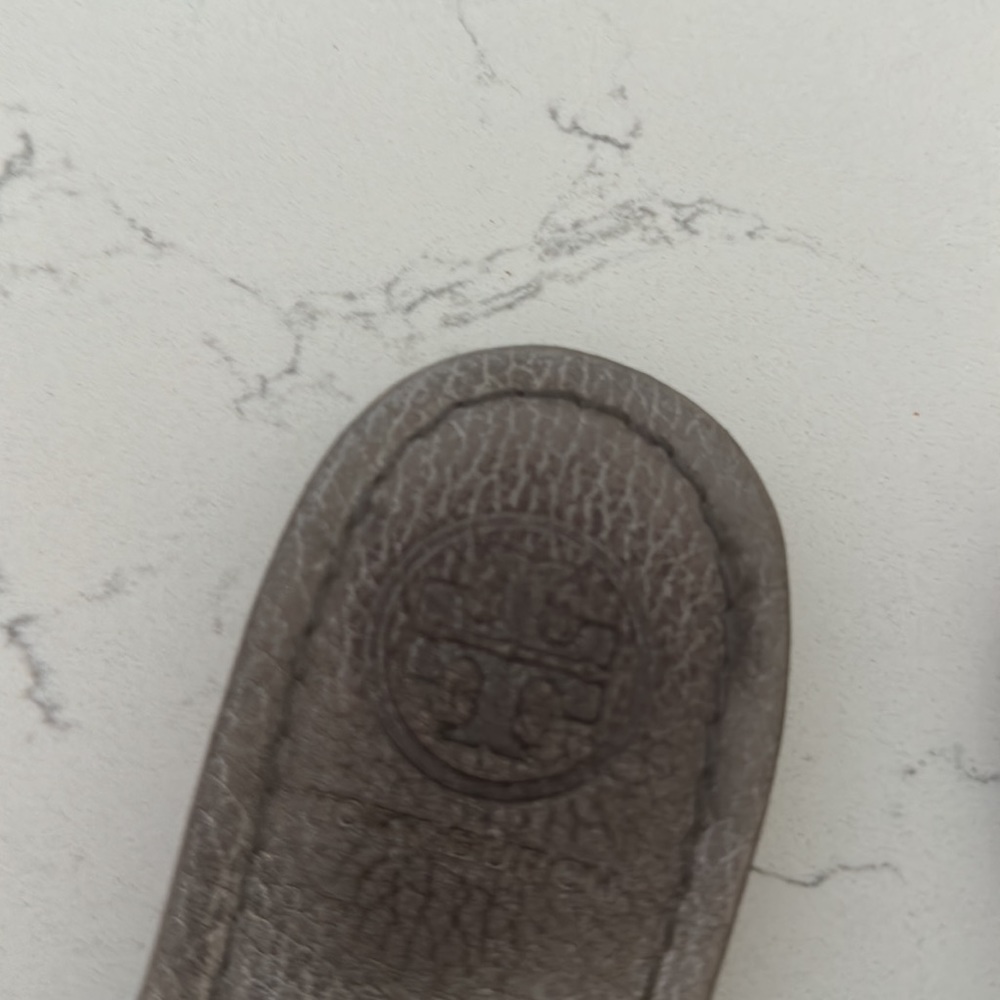 TORY BURCH MILLER SILVER PEWTER METALLIC LEATHER SANDALS FLIP FLOPS 6.5 … - Picture 3 of 5